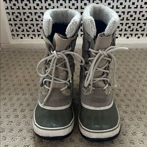 Sorel Army Green Suede and Rubber Boots sz 8